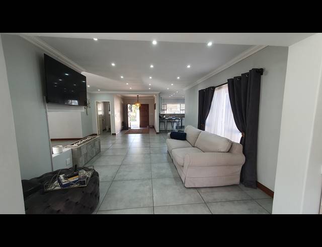 4 BEDROOM FREEHOLD FOR SALE IN BRACKENHURST
